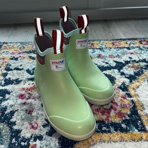 FISHE women’s Xtra tuff
Lightly used 
Size women’s 9